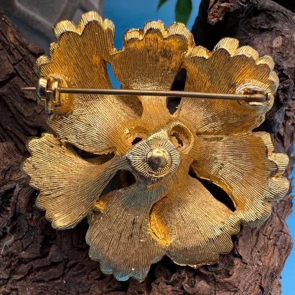 Vintage brushed gold tone flower brooch, EUC. - Picture 4 of 4
